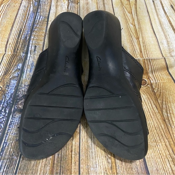 Clarks Bendables Black Leather Slip On 2 1/4” Block Heel Sandals Size 9 M - Picture 3 of 3